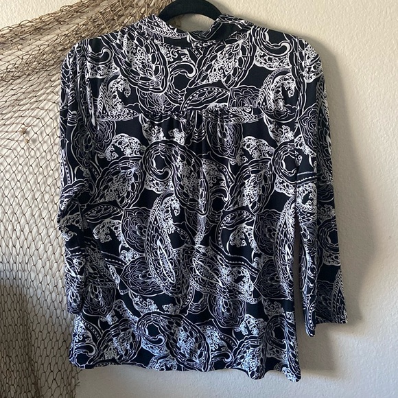 5/$10❤️❤️❤️Black & White Paisley Tapered Top - Picture 4 of 6